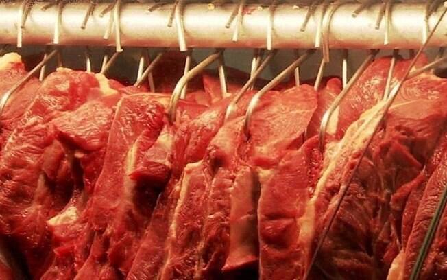 China suspende exportação de carne de três frigoríficos brasileiros