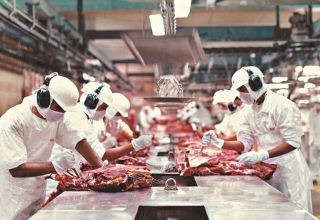 Frigoríficos de MS e GO paralisam produção de carne após tarifa dos EUA Frigoríficos de MS e GO paralisam produção de carne após tarifa dos EUA