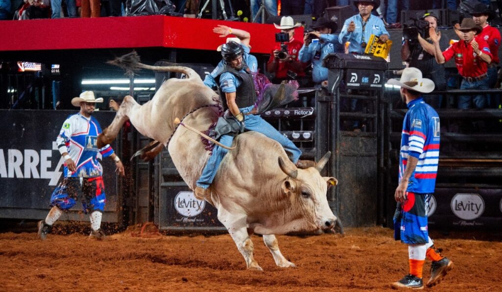 Peão de Orlândia surpreende e conquista a Liga Nacional de Rodeio em Barretos