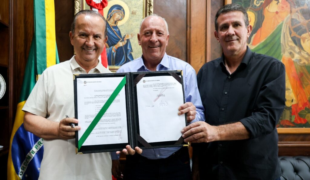 SC sanciona lei para conter importações de leite em pó e fortalecer a produção local