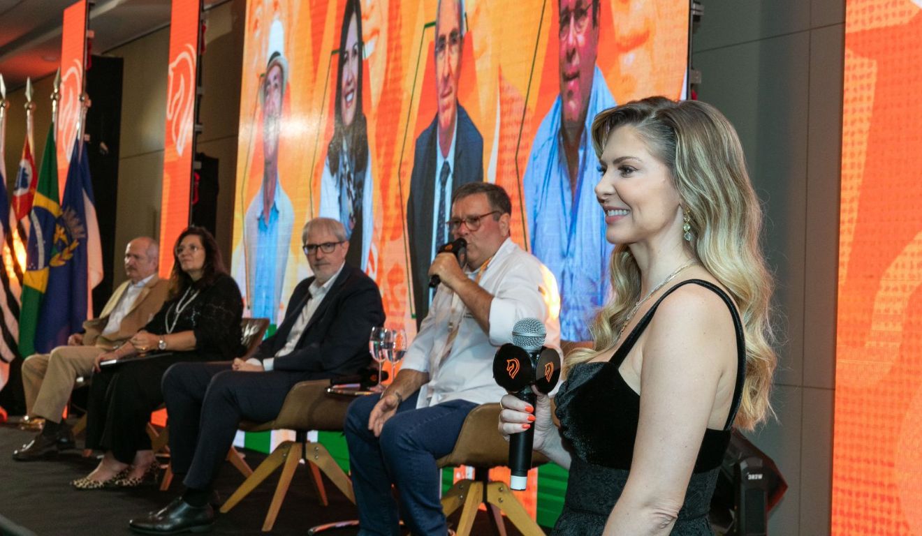 No AgroTalk Mind, Aryane Garcia lança 2ª edição do livro “Da Porteira para o Mundo”