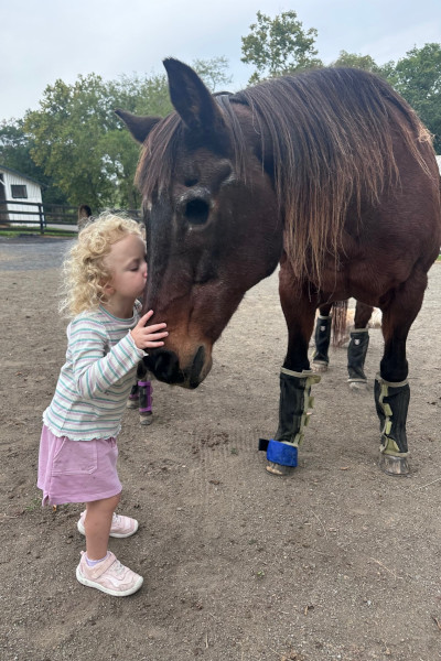 filha de Paige beijando Fancy