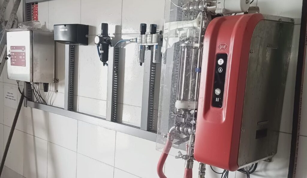 Pecuária leiteira ganha eficiência com filtragem automática que elimina descartáveis