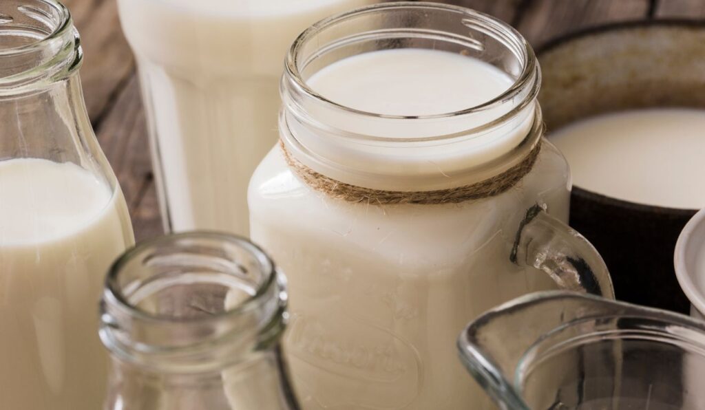 Preço do leite sobe 5% em fevereiro e sinaliza reação ao produtor